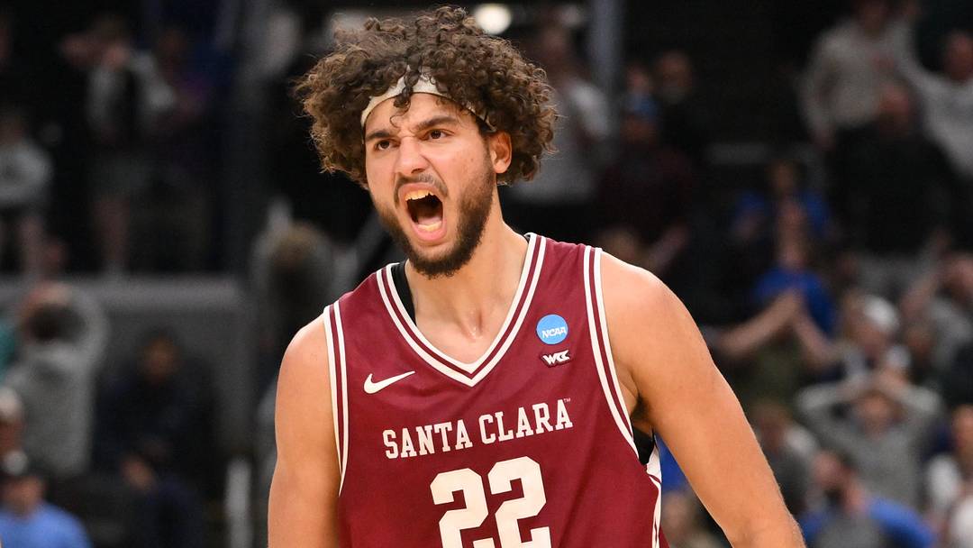Santa Clara Broncos forward Allen Graves (22) Santa Clara Broncos forward Allen Graves (22)