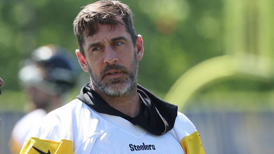 Pittsburgh Steelers quarterback Aaron Rodgers (8) 
