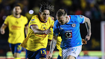 Alan Cervantes del América compite por el esférico con el argentino Carlos Rotondi de Cruz Azul
