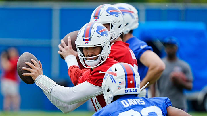 Buffalo Bills Mitchell Trubisky gets ready to hand off to Ray Davis during a voluntary workout at their practice facility on May 27, 2025. Buffalo Bills Mitchell Trubisky gets ready to hand off to Ray Davis during a voluntary workout at their practice facility on May 27, 2025.