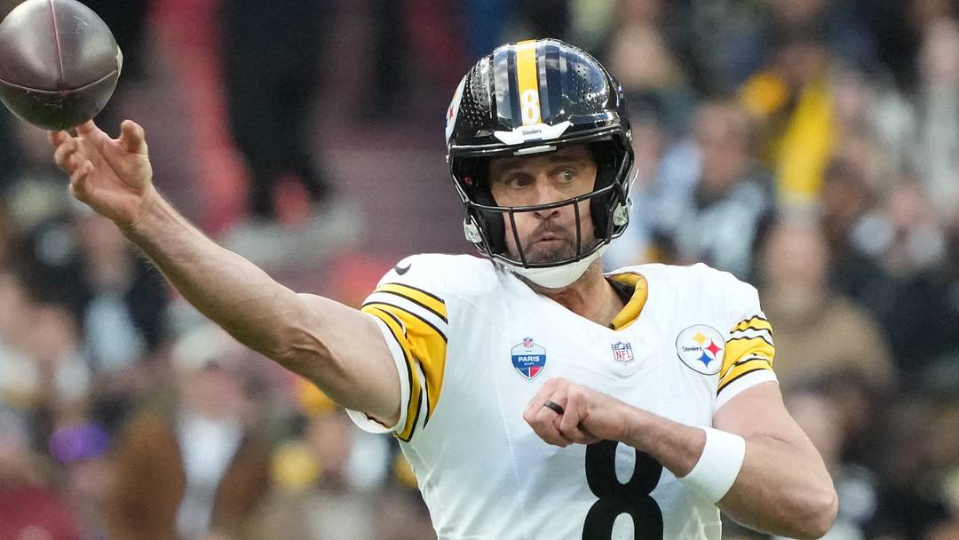 Oct 25, 2026; Paris, FRA;  Pittsburgh Steelers quarterback Aaron Rodgers (8) passes the ball against the New Orleans Saints during the second quarter at Stade de France Stadium.  Mandatory Credit: Kirby Lee-Imagn Images