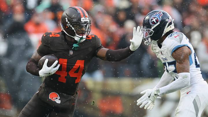 Cleveland Browns tight end Harold Fannin Jr., left, fends off Tennessee Titans safety Kevin Winston Jr.