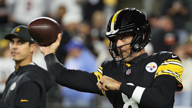 Pittsburgh Steelers quarterback Aaron Rodgers (8) throws a pass during warmups before the game against the Cincinnati Bengals