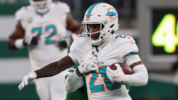 Dolphins RB De'Von Achane will miss some practice time due to a soft tissue injury. 