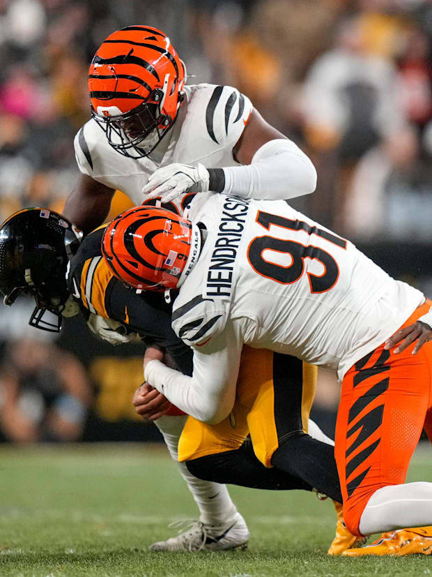 Cincinnati Bengals defensive end Trey Hendrickson (91) and Pittsburgh Steelers quarterback Russell Wilson (3)