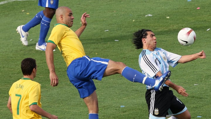 Argentina's Carlos Tevez (R) vies for th...