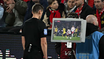 Daniel Siebert zückte nach VAR-Check Rot für Jahmai Simpson-Pusey