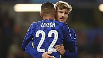 Timo Werner herzt Hakim Ziyech, nachdem dieser seinen Treffer zum 4:0 gegen Juve auflegte.
