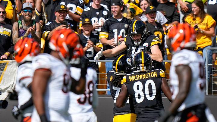 Pittsburgh Steelers wide receiver Ben Skowronek (15) celebrates a touchdown reception in the first quarter of the NFL Week 3 game between the Pittsburgh Steelers and the Cincinnati Bengals at Acrisure Stadium in Pittsburgh on Sunday, Sept. 27, 2026. The game was tied at 17 at halftime.