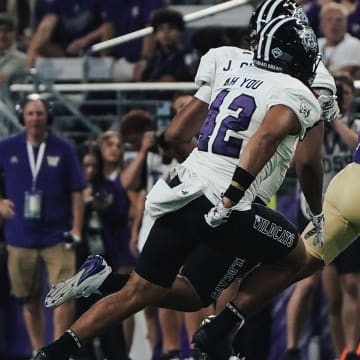 Demond Williams Jr. rushed for 9 yards on his first Husky play.