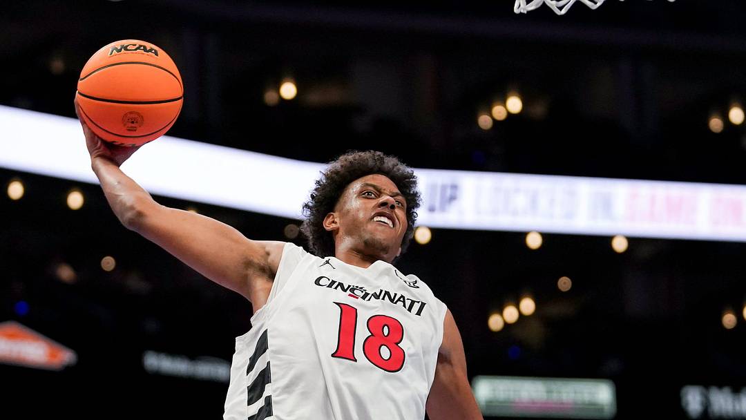 Cincinnati Bearcats forward Baba Miller (18) dunks the ball in the second half of the Phillips 66 Big 12 Men’s Basketball Tournament between the Cincinnati Bearcats and Utah Utes, Tuesday, March 10, 2026, at T-Mobile Center in Kansas City, MO. Bearcats won 73-66.