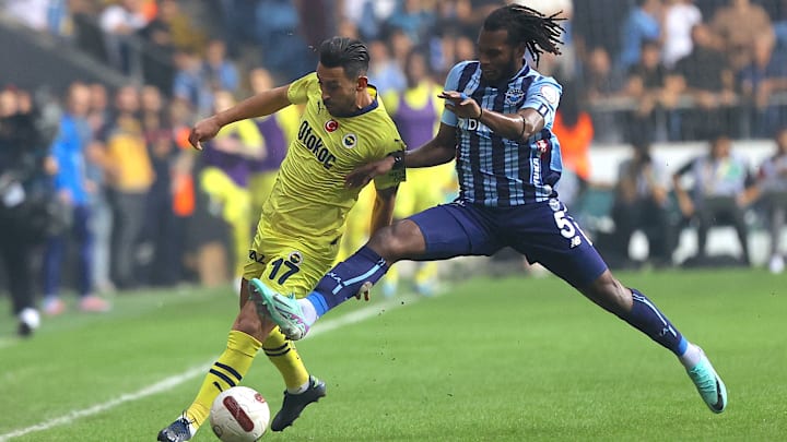 İrfan Can Kahveci rakibinden sıyrılmaya çalışıyor. İrfan Can Kahveci rakibinden sıyrılmaya çalışıyor.