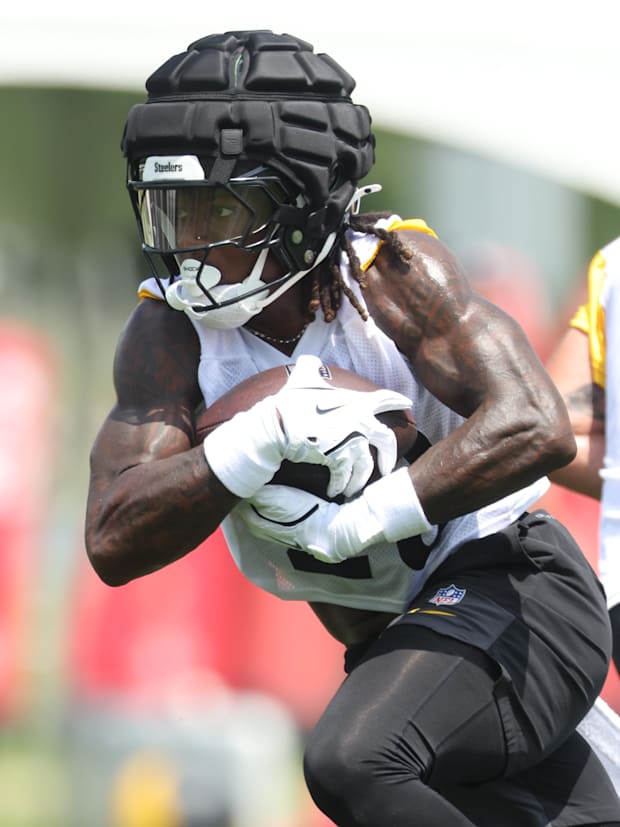 Pittsburgh Steelers running back Kaleb Johnso