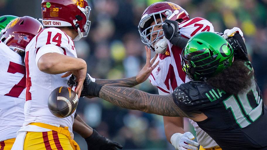 Oregon edge Matayo Uiagalelei forces a fumble by USC quarterback Jayden Maiava last season.