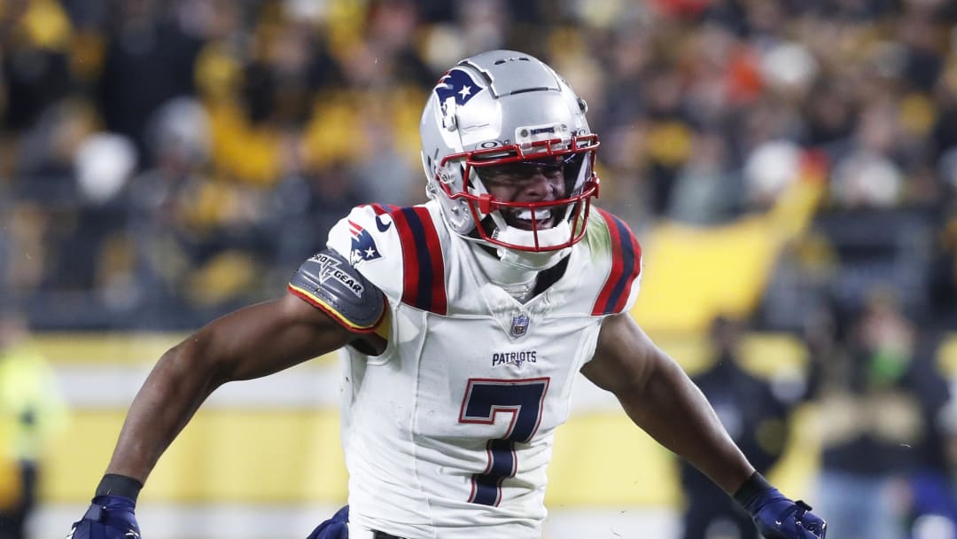 Dec 7, 2023; Pittsburgh, Pennsylvania, USA;  New England Patriots wide receiver JuJu Smith-Schuster (7) reacts after a first down catch against the Pittsburgh Steelers during the second quarter at Acrisure Stadium. Mandatory Credit: Charles LeClaire-USA TODAY Sports