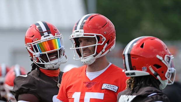 Cleveland Browns tight end David Njoku (85) and quarterback Joe Flacco (15) share a moment during practice at NFL minicamp, T