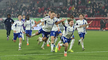 Das weiße Trikot tauschen die Schalke 04-Profis gegen Nürnberg gegen ein Sondertrikot aus