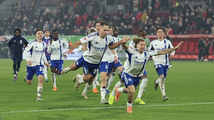 Das weiße Trikot tauschen die Schalke 04-Profis gegen Nürnberg gegen ein Sondertrikot aus Das weiße Trikot tauschen die Schalke 04-Profis gegen Nürnberg gegen ein Sondertrikot aus