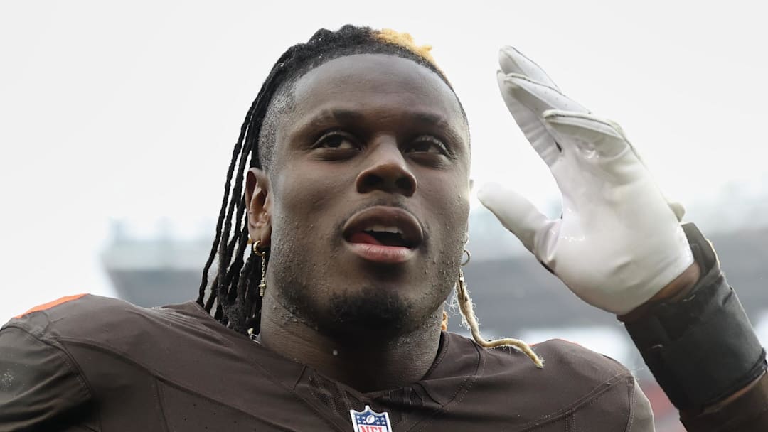 Los Angeles Chargers tight end David Njoku 