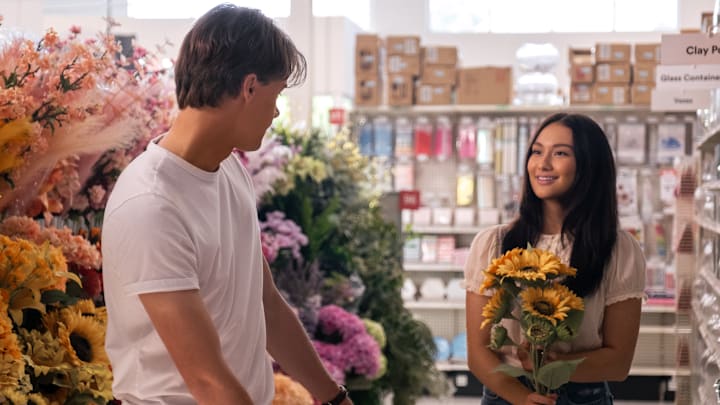 Conrad (Christopher Briney) and Belly (Lola Tung) in THE SUMMER I TURNED PRETTY