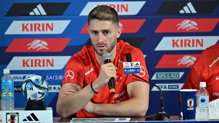 İsmail Yüksek basın toplantısında konuşuyor.