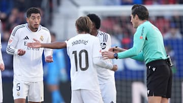 Jude Bellingham y sus compañeros del Real Madrid discutiendo con el árbitro José Luis Munuera Montero