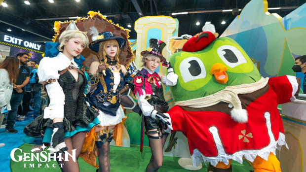 Photo of three Genshin Impact cosplayers next to Duo dressed up as Klee.