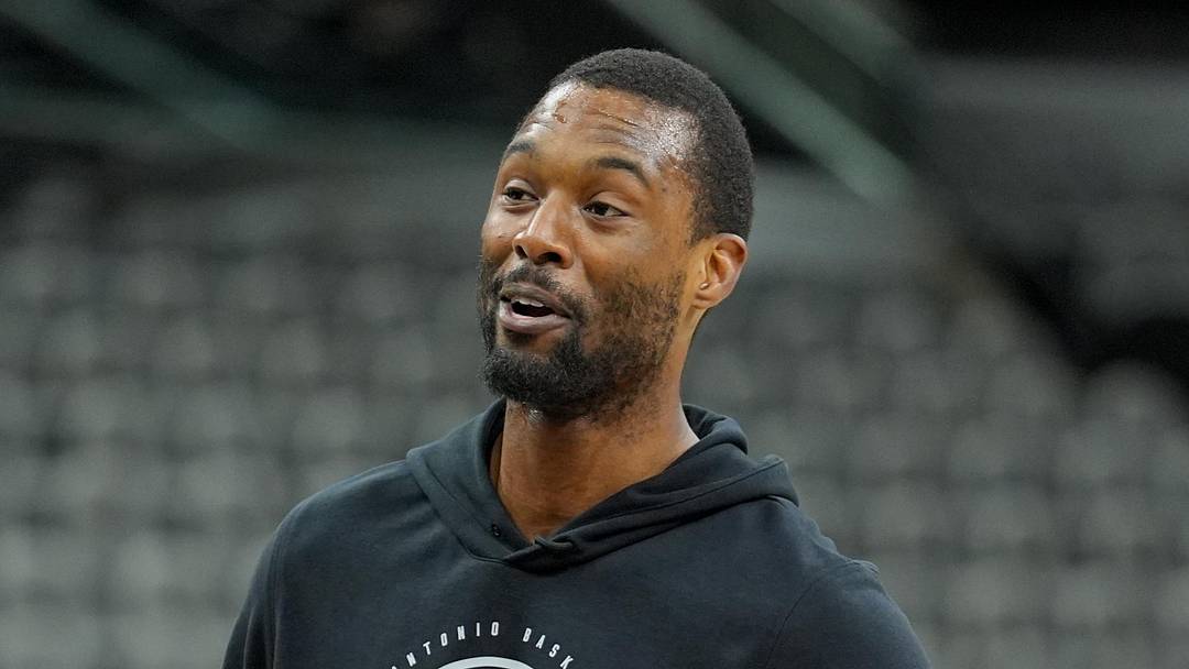 San Antonio Spurs forward Harrison Barnes warms up before a game against the Indiana Pacers at Frost Bank Center on Mar 21, 2026.