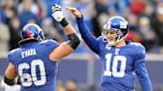 Giants Eli Manning gets a high five from Shaun O'Hara  