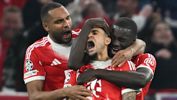 Joanthan Tah und Dayot Upamecano feiern Luis DIaz