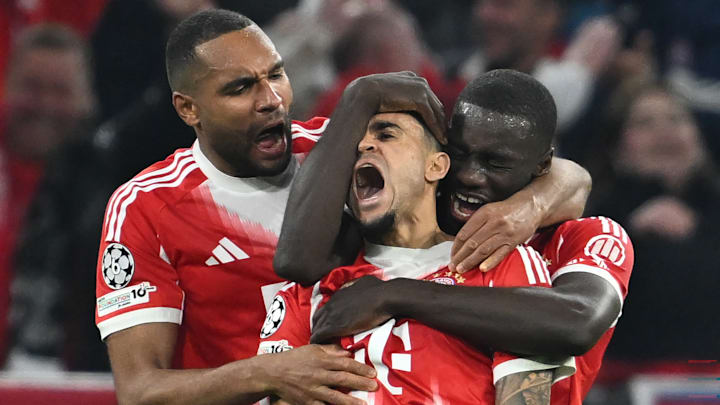 Joanthan Tah und Dayot Upamecano feiern Luis DIaz