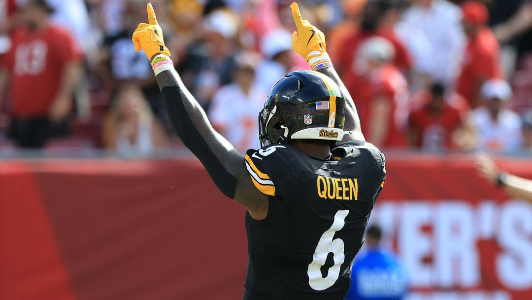 Oct 18, 2026; Tampa, Florida, USA; Pittsburgh Steelers linebacker Patrick Queen (6) celebrates after an interception during the fourth quarter against the Tampa Bay Buccaneers at Raymond James Stadium. Mandatory Credit: Kim Klement Neitzel-Imagn Images Oct 18, 2026; Tampa, Florida, USA; Pittsburgh Steelers linebacker Patrick Queen (6) celebrates after an interception during the fourth quarter against the Tampa Bay Buccaneers at Raymond James Stadium. Mandatory Credit: Kim Klement Neitzel-Imagn Images