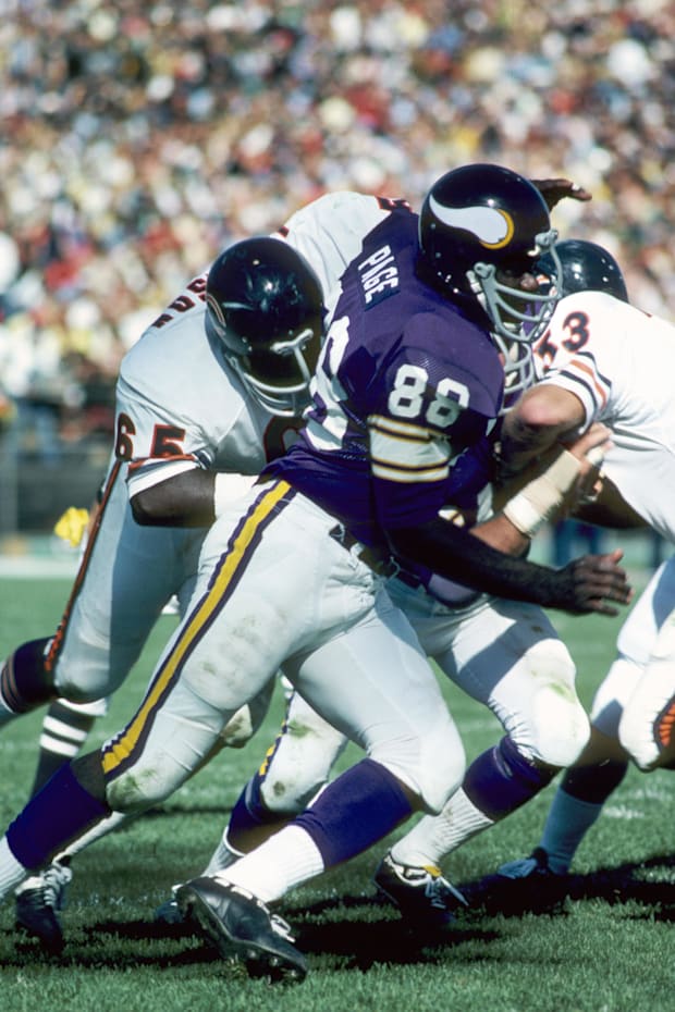 Minnesota Vikings defensive tackle Alan Page (88) runs around Chicago Bears defenders