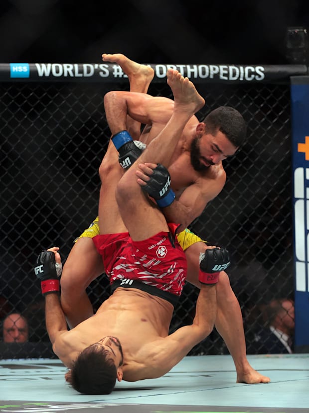 Yair Rodriguez fighting Patricio Pitbull