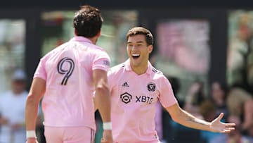 El jugador Carlos Campana celebra un gol con Robbie Robinson.
