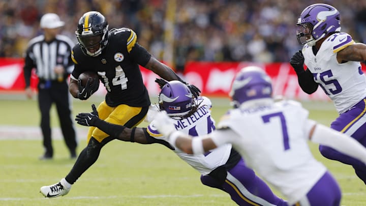 Sep 28, 2025; Dublin, IRELAND; Pittsburgh Steelers player Kenneth Gainwell is tackled by Minnesota Vikings player Joshua Metellus in a NFL International Series game at Croke Park. Sep 28, 2025; Dublin, IRELAND; Pittsburgh Steelers player Kenneth Gainwell is tackled by Minnesota Vikings player Joshua Metellus in a NFL International Series game at Croke Park.