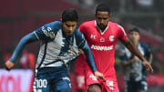Israel Luna de Pachuca y el colombiano Brayan Angulo compiten por el esférico en la final de Ida.