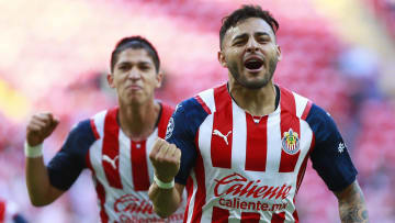 Alexis Vega marcó con Chivas su segundo gol de tiro libre en el Clausura 2022 para rescatar el empate frente a Querétaro.