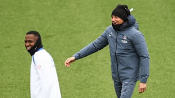 Luis Enrique et son défenseur Willian Pacho à l'entrainement du PSG