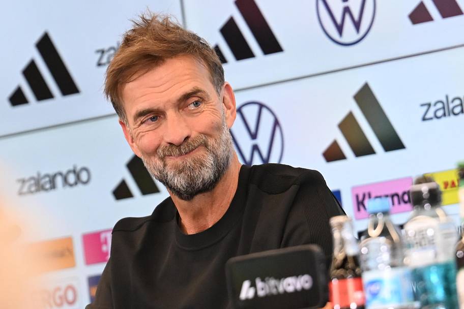 Jürgen Klopp stifling a grin.