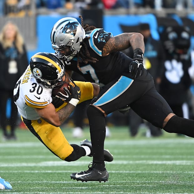 Shaq Thompson tackles ball carrie