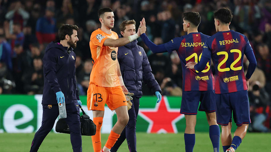 Joan García leaving the pitch. 