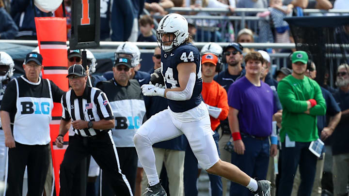 Penn State tight end Tyler Warren runs with the ball during the first quarter against the Bowling Green Falcons at Beaver Stadium.