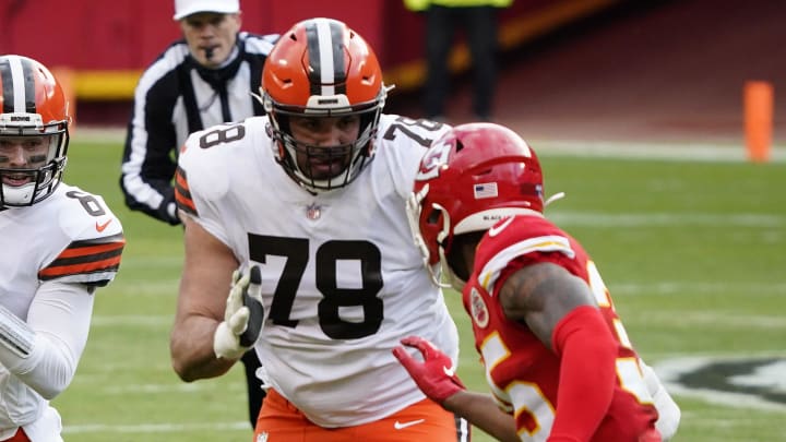 Jan 17, 2021; Kansas City, Missouri, USA; Cleveland Browns quarterback Baker Mayfield (6) runs the ball as offensive tackle Jack Conklin (78) provides coverage against Kansas City Chiefs cornerback Charvarius Ward (35) during the first half in the AFC Divisional Round playoff game at Arrowhead Stadium. Mandatory Credit: Jay Biggerstaff-USA TODAY Sports