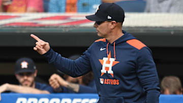  Houston Astros manager Joe Espada (19) changes pitchers during the sixth inning against the Cleveland Guardians at Progressive Field.