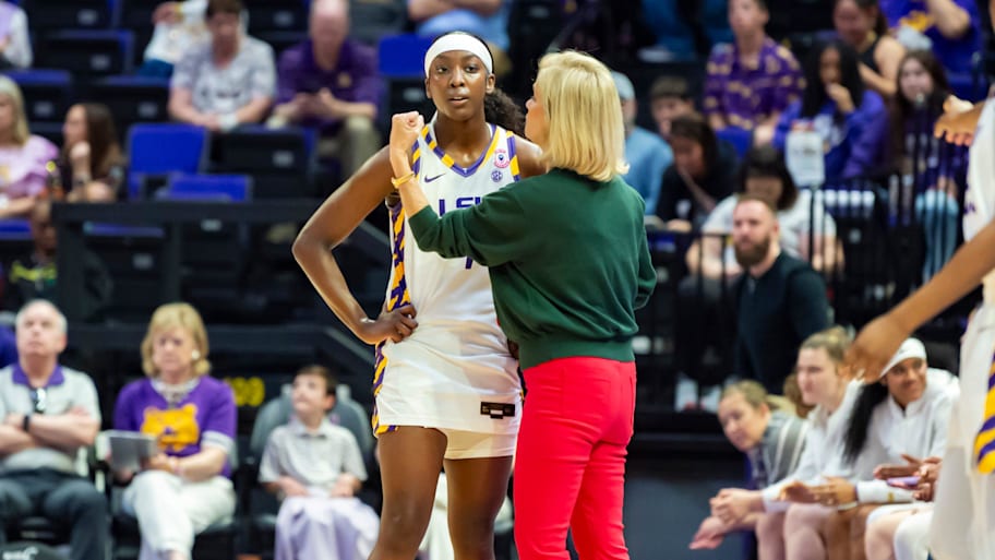 Tigers Head Coach Kim Mulkey talking with Flau'jae Johnson