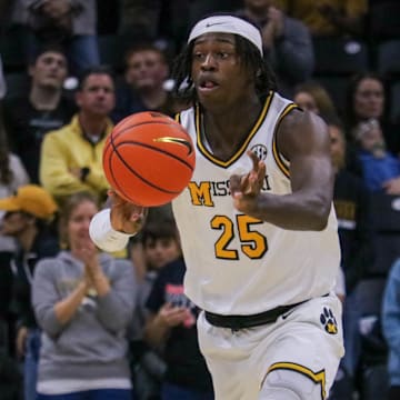 Nov. 8, 2024; Columbia, Missouri, USA; Missouri guard Mark Mitchell (25) catches a pass in the game against the Howard Bison.