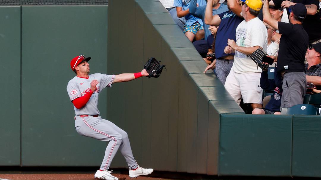 Jul 20, 2026; Seattle, Washington, USA; Cincinnati Reds right fielder Spencer Steer (7) catches a foul ball against the Seattle Mariners during the first inning at T-Mobile Park. Mandatory Credit: Joe Nicholson-Imagn Images Jul 20, 2026; Seattle, Washington, USA; Cincinnati Reds right fielder Spencer Steer (7) catches a foul ball against the Seattle Mariners during the first inning at T-Mobile Park. Mandatory Credit: Joe Nicholson-Imagn Images