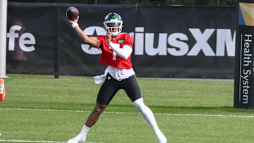New York Jets quarterback Justin Fields participates in a drill during training camp at Atlantic Health Jets Training Center. 