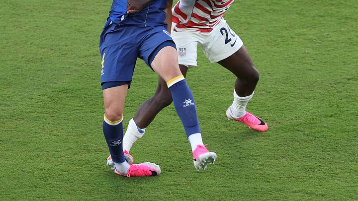 El estadounidense Folarin Balogun sufre la expulsión directa tras una dura infracción sobre el bosnio Tarik Muharemovic El estadounidense Folarin Balogun sufre la expulsión directa tras una dura infracción sobre el bosnio Tarik Muharemovic